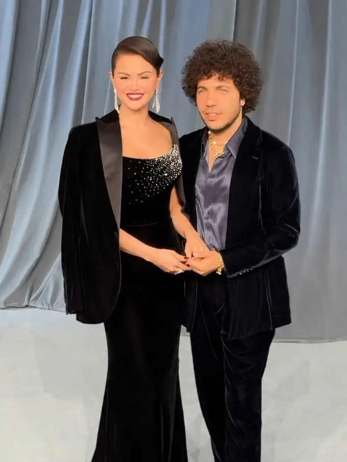 Selena Gomez setelah jadi istri hadir di  Academy Museum Gala 2025. [@voguemagazine]