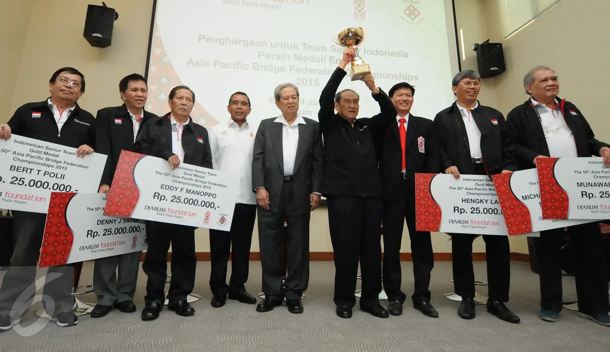 Playing Captain, Michael Bambang Hartono mengangkat piala usai menerima penghargaan dari Djarum Foundation di Jakarta, Rabu (24/6/2015). Tim Bridge Indonesia berhasil menjuarai APBF Championship 2015 di Bangkok. (Liputan6.com/Helmi Fithriansyah)