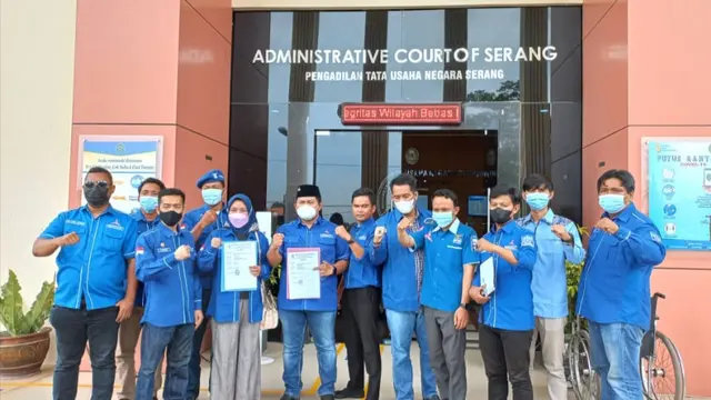 Pengurus Dan Kader Demokrat Banten Di Depan PTUN Serang. (Jumat, 12/11/2021). (Liputan6.com/Yandhi Deslatama).
