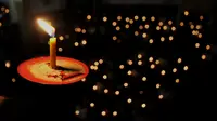 Umat Kristiani menyalakan lilin saat melaksanakan ibadah malam Natal di Gereja Protestan Indonesia Bagian Barat (GPIB) Immanuel, Jakarta, Kamis (24/12). Umat Kristiani merayakan Hari Raya Natal pada 25 Desember. (Liputan6.com/Gempur M Surya)