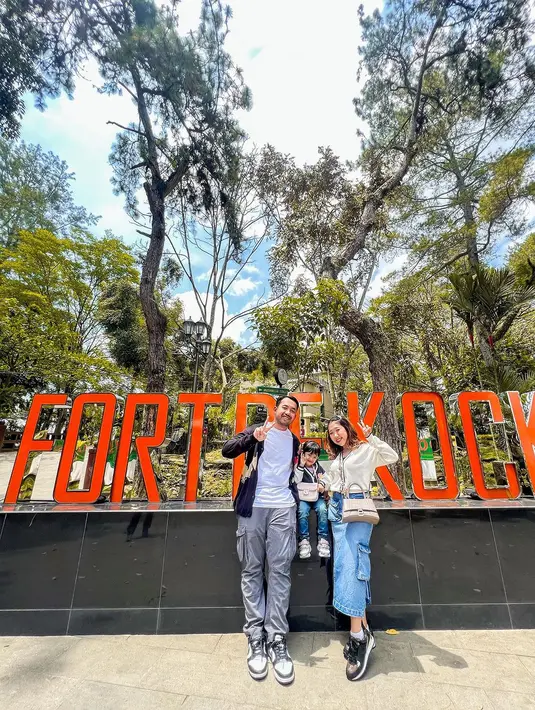 Meski hanya anak angkat, Kiky dan Muhammad Khairi terlihat sangat mencintai bocah 3 tahun itu.  Mereka bahkan menghabiskan momen liburan ke Sumatera Barat bersama. [Foto: IG/kikysaputrii]