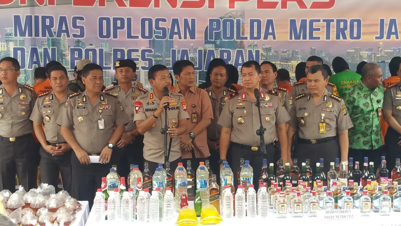 Kapolda Metro Jaya Irjen Idham Azis menyampaikan hasil razia miras di wilayahnya