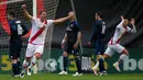 Gawang Real Madrid kembali bobol setelah pemain Rayo Vallecano, Miku (kanan), mencetak gol kedua dalam laga La Liga Spanyol di Stadion Campo de Fútbol de Vallecas, Sabtu (23/4/2016). (AFP/Curto De La Torre)