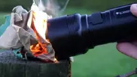 Senter kecil ini dapat dijadikan alat membuat api unggun (Foto : Odditycentral.com)