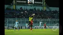 Kiper Persela, Choirul Huda menangkap bola yang mengarah ke penyerang Persipura kone saat berlaga di SCM Cup 2015 di Stadion Kanjuruhan, Malang, Minggu (18/1/2015).   Persela unggul 1-0 atas Persipura. (Liputan6.com/Faizal Fanani)