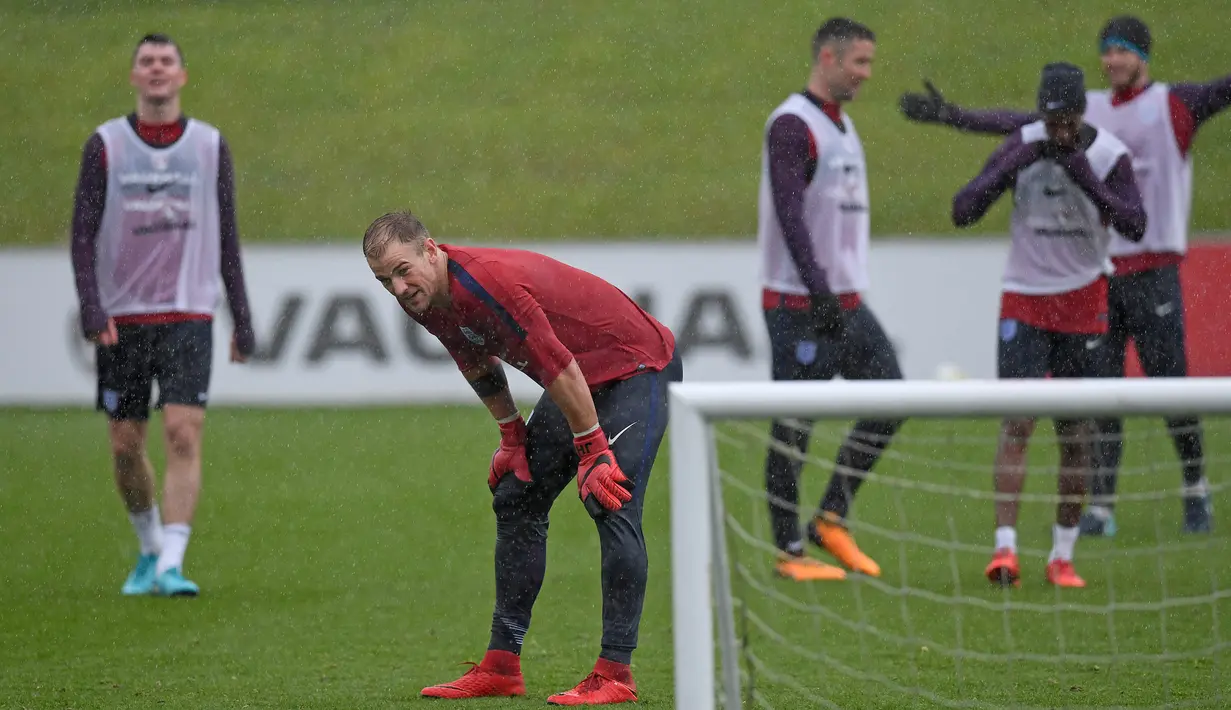 Kiper Inggris, Joe Hart, mendengarkan instruksi saat latihan di St George Park, Staffordshire, Selasa (7/11/2017). Latihan ini persiapan jelang laga persahabatan melawan Jerman dan Brasil. (AFP/Paul Ellis)
