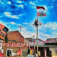 Selain balap karung dan tarik tambang, panjat pinang merupakan salah satu perlombaaan yang hits saat 17 Agustus. (Via: 