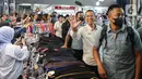 Penjabat Gubernur DKI Jakarta Heru Budi Hartono melambaikan tangan saat menemani Presiden Joko Widodo atau Jokowi meninjau Pasar Tanah Abang. (Liputan6.com/Faizal Fanani)