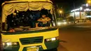 Kondisi terakhir dari bus kota yang pecah pada kaca bagian depan akibat dilempari saat mengikuti perayaan takbiran di kawasan Matraman, Jakarta Timur, Jum’at (17/7/2015) malam. (Liputan6.com/Faisal R Syam)