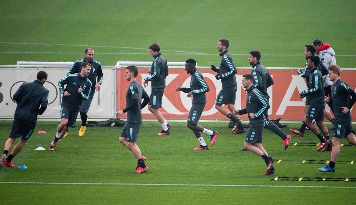 Para pemain Juventus berlatih saat sesi latihan di Turin, Italia, Selasa (25/2/2020). Juventus akan bertandang ke markas Lyon untuk pertandingan leg pertama babak 16 besar Liga Champions, Kamis (27/2/2020) dinihari WIB. (Marco Alpozzi/LaPresse via AP)