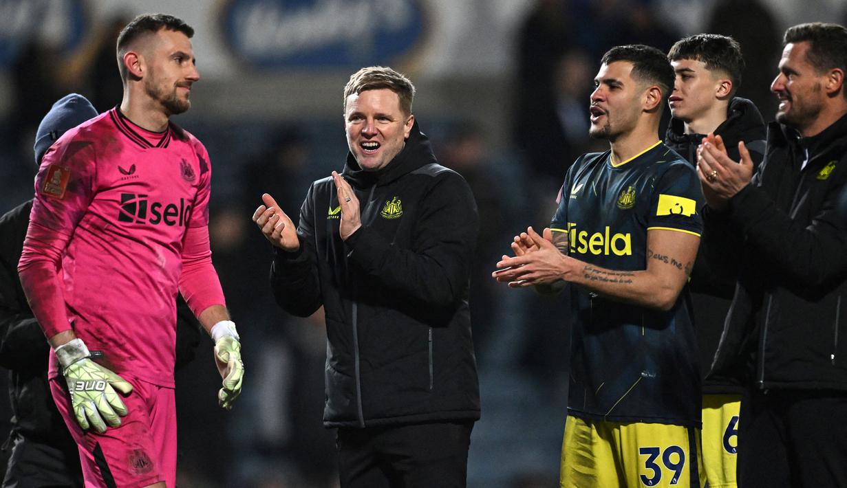 Martin Dubravka (kiri) bersama para pemain Newcastle merayakan kemenangan atas Blackburn laga putaran kelima Piala FA 2023/2024 yang berlangsung di Ewood Park, Blackburn, Inggris, Rabu (28/02/2024) dini hari WIB. (AFP/Paul Ellis)