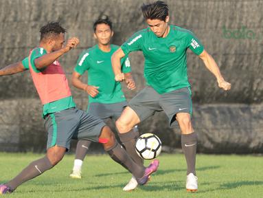 Nelson Alom dan Gavin Kwan (kanan) berebut bola pada sesi latihan di Lapangan ABC Senayan, Jakarta (22/6/2018). Timnas melakukan persiapan untuk melawan Korea pada laga uji coba 23 Juni 2018. (Bola.com/Nick Hanoatubun)