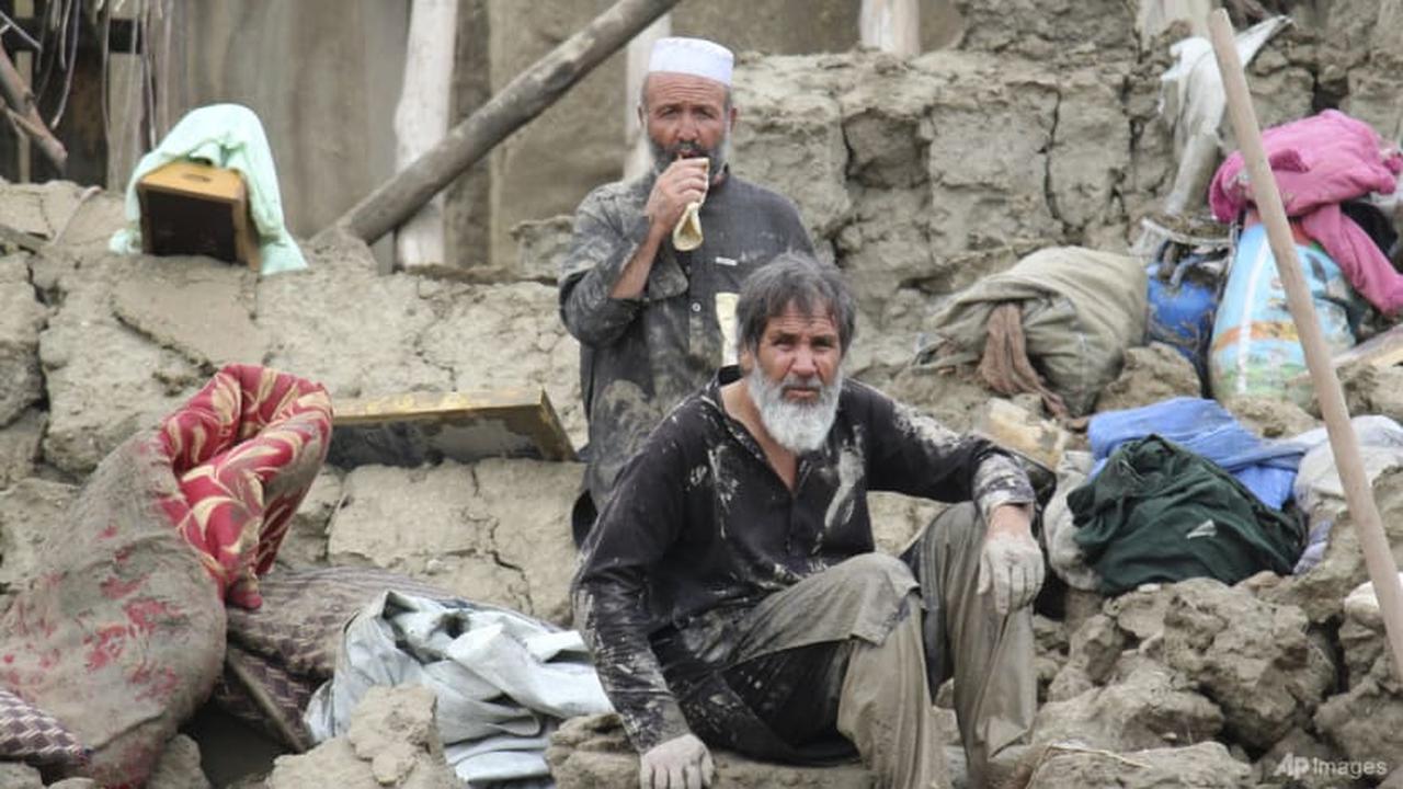 Orang-orang mengumpulkan barang-barang mereka dari rumah mereka yang rusak setelah banjir besar di distrik Khushi provinsi Logar selatan Kabul, Afghanistan pada 21 Agustus 2022. (Foto: AP/Shafiullah Zwak)