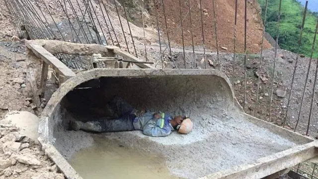 6 Aksi Kuli Bangunan Bersantai Karena Tak Ada Mandor Ini Kocak