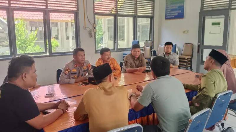 Rapat koordinasi antara Kasat Intelkam Polres Rokan Hulu dengan pihak kecamatan serta penyelenggara Pilkada untuk menghindari PSU.