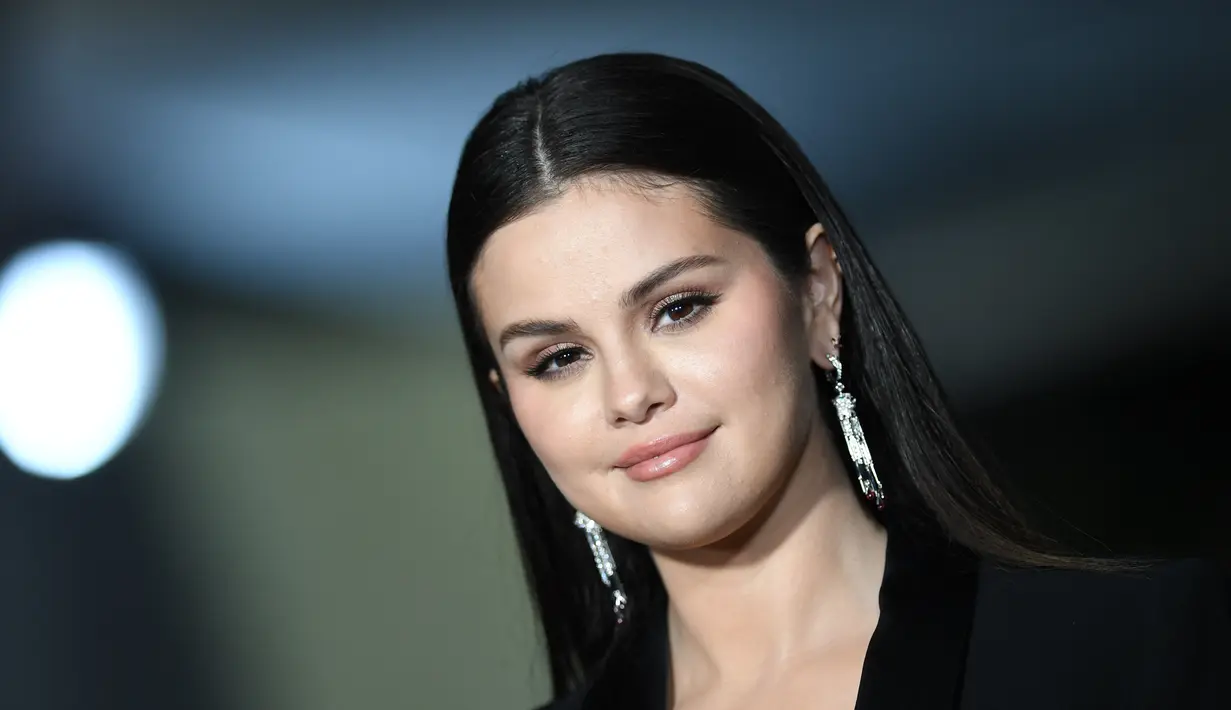 Selena Gomez saat tiba di acara tahunan kedua Academy Museum di Academy Museum of Motion Pictures di Los Angeles, Amerika, Sabtu (15/10/2022). Lama tak terlihat, Selena Gomez tampil anggun dan menawan dengan balutan busana serba hitam. (Jon Kopaloff/Getty Images via AFP)