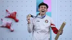 Peraih medali emas dari Indonesia, Veddriq Leonardo, merayakan kemenangannya di atas podium nomor panjat tebing putra dalam ajang panjat tebing nomor kecepatan Olimpiade Paris 2024 di Le Bourget Sport Climbing Venue, Le Bourget, 8 Agustus 2024. (Jonathan NACKSTRAND/AFP)