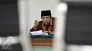 Mantan Sekjen ESDM Waryono Karno ketika menjalani persidangan dengan agenda mendengarkan keterangan saksi di Pengadilan Tipikor, Jakarta, Rabu (24/6). Waryono diduga terlibat dalam kasus korupsi di lingkungan Kementrian ESDM. (Liputan6.com/Helmi Afandi) 