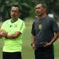 Pelatih Persebaya Surabaya, Aji Santoso, berdiskusi dengan Mustaqim saat latihan di Lapangan Yogyakarta Independent School, Yogyakarta, Rabu (23/1). Latihan ini merupakan persiapan jelang Liga 1 2020. (Bola.com/Aditya Wany)