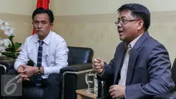 Presiden PKS Sohibul Iman (kanan) saat menerima kunjungan Yusril Ihza Mahendra di DPP PKS Jakarta, Selasa (22/3). Pertemuan tersebut membahas dan menyamakan visi tentang kepemimpinan DKI Jakarta dalam pilkada 2017 mendatang. (Liputan6.com/Yoppy Renato)