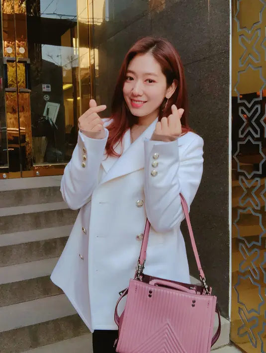 Sedangkan Park Shin Hye ditawari bermain karakter bernama Jung Hee Joo yang merupakan pemilik hostel tempat Yoo Jin Woo menginap. (Foto: instagram.com/ssinz7)