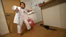 Mahiro Takano, anak perempuan asal Jepang bersiap latihan karate di Nagaoka, Niigata, 18 November 2015. Juara karate berusia 9 tahun itu membuat heboh karena muncul pada video klip terbaru dari penyanyi Australia, Sia berjudul Alive. (dailymail.co.uk)