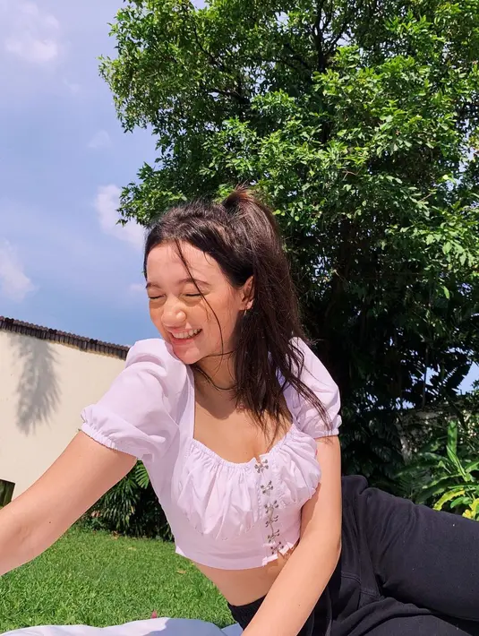 <p>Selebrasi ulang tahun ke-18, Megan Domani tampil imut dengan puffy sleeve crop top [instagram/megandomani1410]</p>