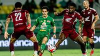 PSM Makassar dan Persebaya Surabaya harus puas bermain imbang 1-1 pada laga tunda pekan ke-4 BRI Super League 2025/2026 di Stadion Gelora B.J. Habibie, Parepare, Sabtu (6/12/2025) malam WIB. (dok. Persebaya Surabaya)