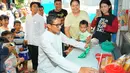 Cawagub DKI Jakarta, Sandiaga Uno beristirahat di salah satu warung milik warga di kawasan Tendean, Jakarta, Sabtu (5/11). Di kawasan itu, Sandiaga berjanji akan memberdayakan ibu-ibu melalui pembukaan lapangan kerja. (Liputan6.com/Angga Yuniar)