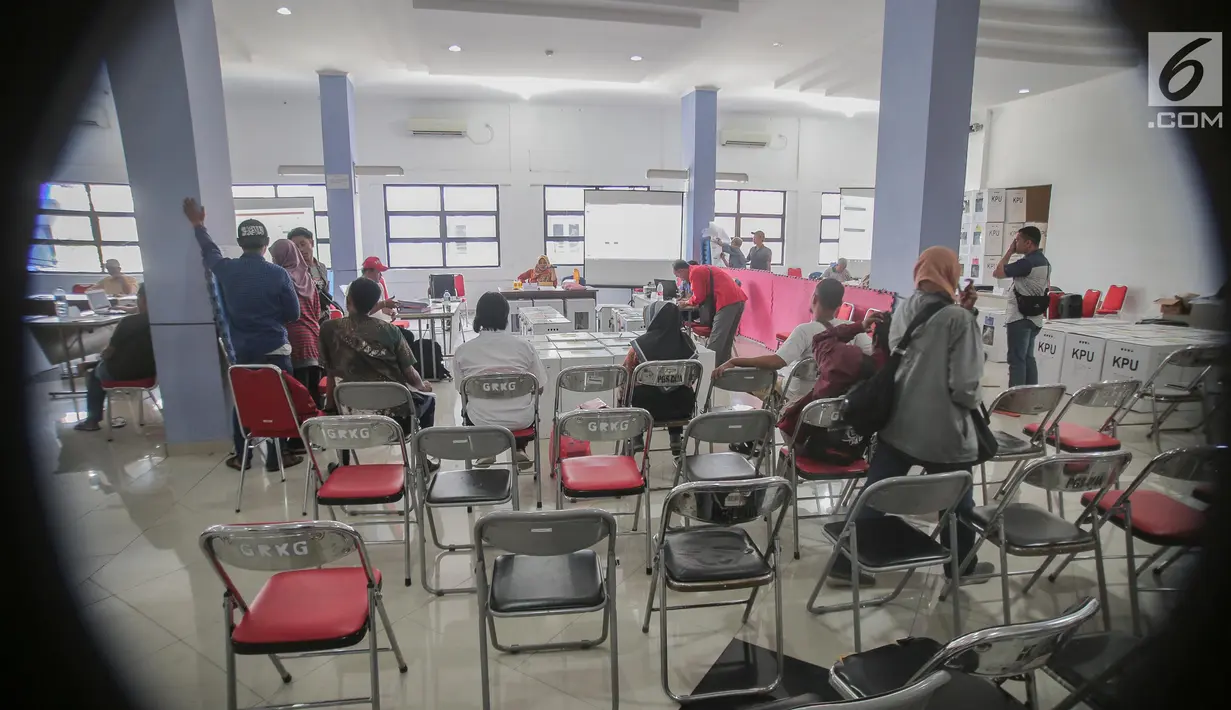 Suasana rekapitulasi hasil penghitungan perolehan suara Pemilu 2019 pada tingkat kecamatan di Gelanggang Remaja Kelapa Gading, Jakarta, Senin (22/4). Panitia Pemilihan Kecamatan (PPK) mulai merekapitulasi surat suara dari seluruh TPS di tiap kelurahan di daerah tersebut. (Liputan6.com/Faizal Fanani)
