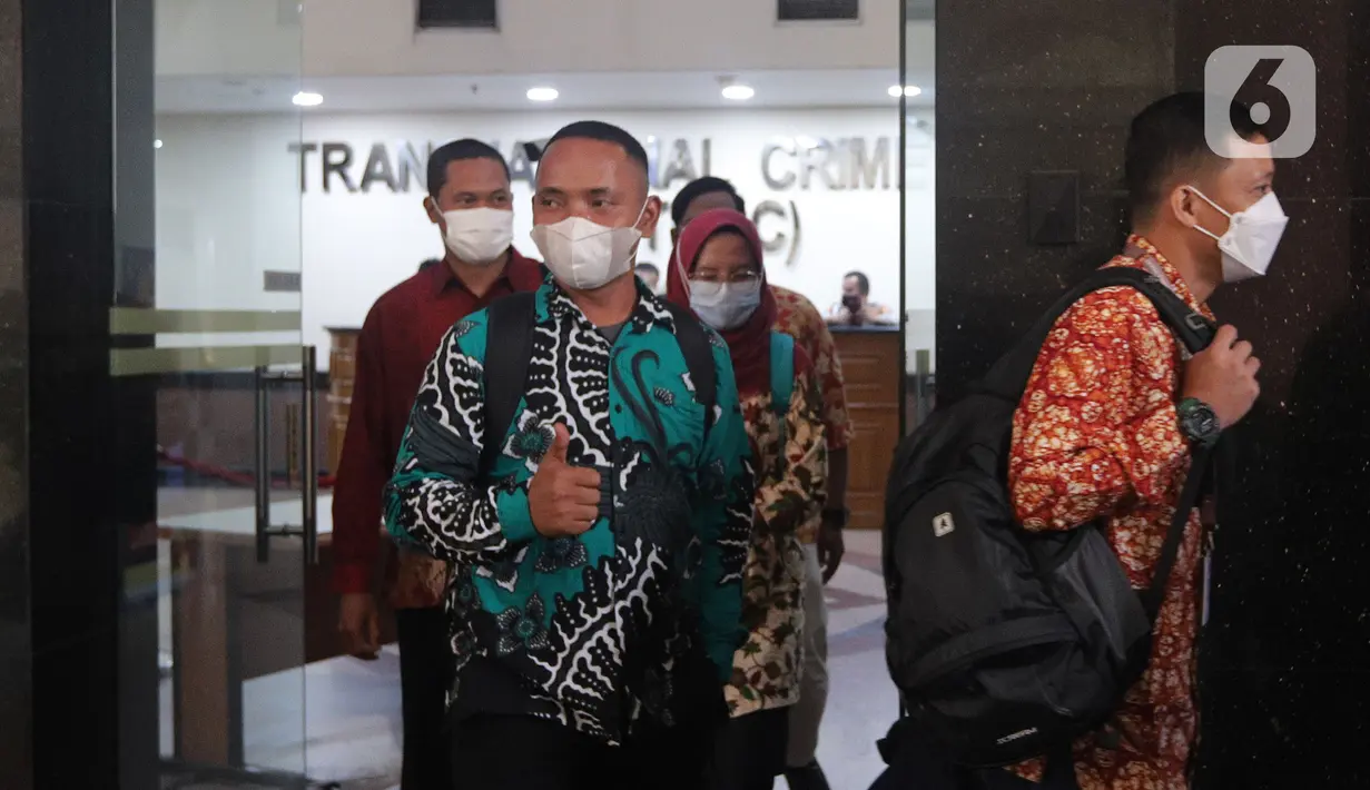 Mantan pegawai KPK berjalan keluar seusai mengikuti asesmen atau uji kompetensi di Gedung TNCC Mabes Polri, Jakarta, Selasa (7/12/2021). Sebanyak 44 mantan pegawai KPK hari ini menjalani Asesmen sebagai Aparatur Sipil Negara (ASN) Polri. (Liputan6.com/Herman Zakharia)