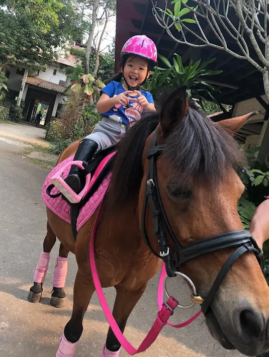 Awal mula kesukaan Thalia Putri Onsu dengan berkuda ini berawal sejak ia masih umur 2 tahun dan sangat menyukai kuda. (Liputan6.com/IG/@thaliaputrionsu)