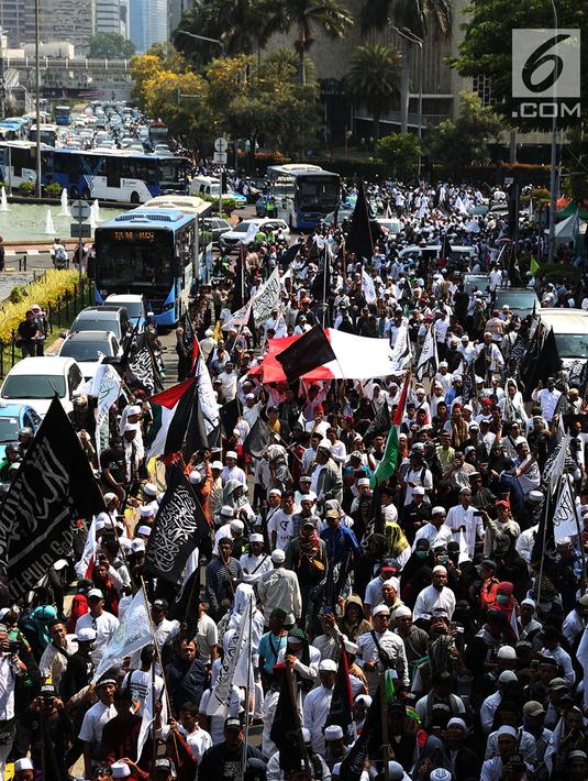 Massa Aksi Bela Tauhid di depan Gedung Kemenko Polhukam, Jakarta, Jumat (26/10). Aksi dilaksanakan usai pelaksanaan salat Jumat. (Merdeka.com/Imam Buhori)
