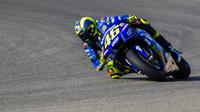 Pebalap Movistar Yamaha, Valentino Rossi, memacu keceparan saat sesi latihan MotoGP Aragon di Sirkuit Aragon, Spanyol, Sabtu (21/9/2018). Pada sesi latihan ini, pria Italia itu hanya menduduki posisi kesembilan. (AFP/Jose Jordan)