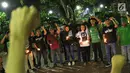 Suasana saat gabungan suporter klub sepak bola memanjatkan doa sambil menyalakan lilin dalam aksi solidaritas terkait tragedi teror bom di Surabaya dan Sidoarjo di Taman Suropati, Jakarta, Senin (14/5). (Liputan6.com/Immanuel Antonius)