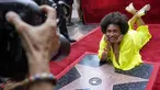 Aktris AS, Jenifer Lewis berpose di belakang bintang barunya di Hollywood Walk of Fame setelah upacara  penghargaan untuknya, di Los Angeles, Jumat, 15 Juli 2022. Jenifer Lewis menerima bintang di Hollywood Walk of Fame Friday untuk karir televisi di mana dia telah muncul di lebih dari 400 episode. (AP Photo/Chris Pizzello)