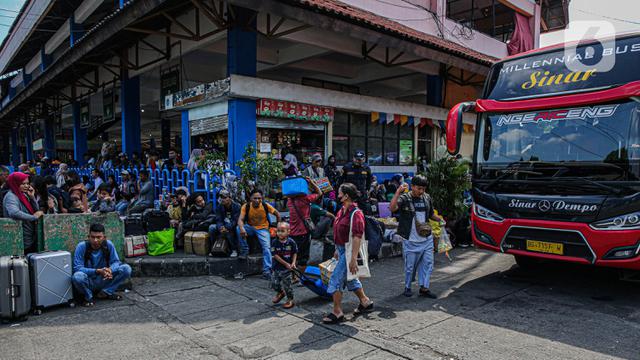 Pemudik Lebaran 2023 Mulai Padati Terminal Kampung Rambutan