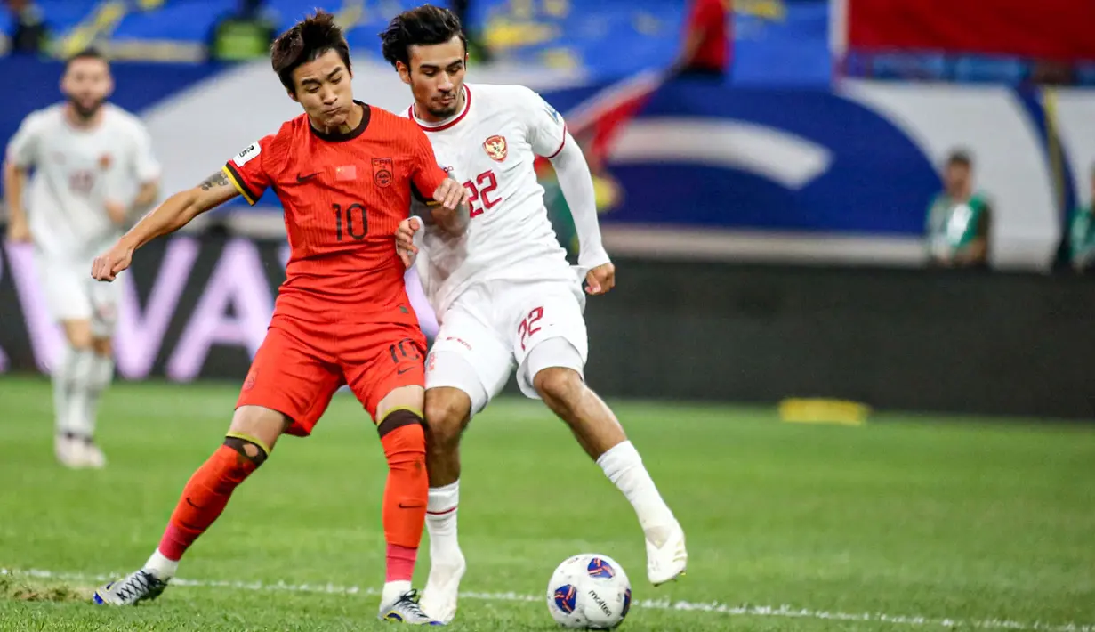 <p>Pemain Timnas Indonesia, Nathan Tjoe-A-On (kanan) berebut bola dengan pemain China, Wei Shiha saat laga lanjutan putaran ketiga Grup C Kualifikasi Piala Dunia 2026 di Qingdao Youth Stadium, Qingdao, China, Selasa (15/10/2024). (AFP)</p>