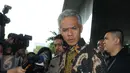 Gubernur Jawa Tengah Ganjar Pranowo seusai memenuhi panggilan penyidik KPK, Jakarta, Rabu (7/12). Ganjar dimintai kesaksian sesuai kapasitasnya sebagai mantan anggota Komisi II DPR ketika proyek e-KTP dilaksanakan. (Liputan6.com/Helmi Afandi)