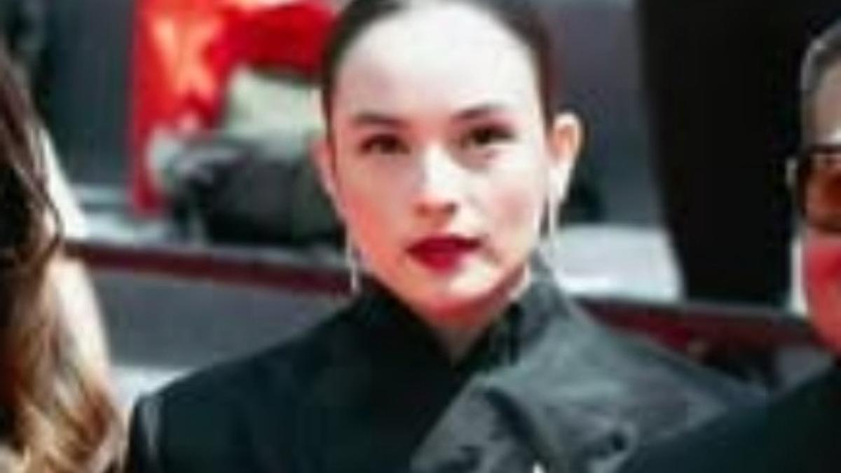 Chelsea Islan Elegan Berkebaya Janggan di Karpet Merah Festival Film Cannes 2025