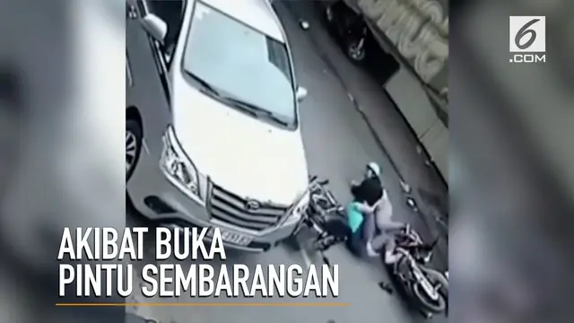 Sebuah video merekam adegan berbahaya saat pengendara mobil membuka pintu sembarangan yang berakibat kendaraan lain tabrakan.