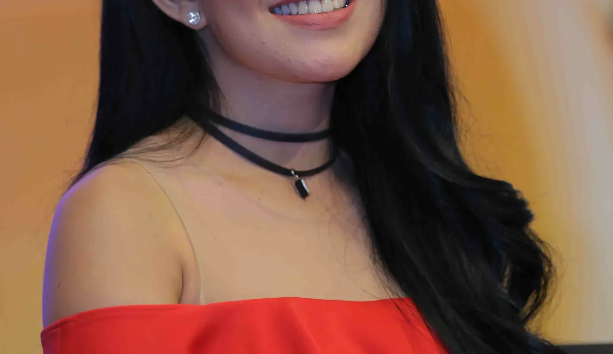 Saat ditemui dipernikahan Gilang Dirga dan Adiezty, Kartika menjelaskan hubungannya dengan Gaston. Ia mengakui bahwa selama ini tidak pernah berinteraksi dengan mantan suami Julia Perez tersebut. (Andy Masela/dok.Bintang.com)