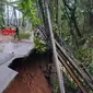 Jalan amblas terseret longsor akibat hujan deras di Kelurahan Loji, Kecamatan Bogor Barat, Kota Bogor. (Liputan6.com/Achmad Sudarno)