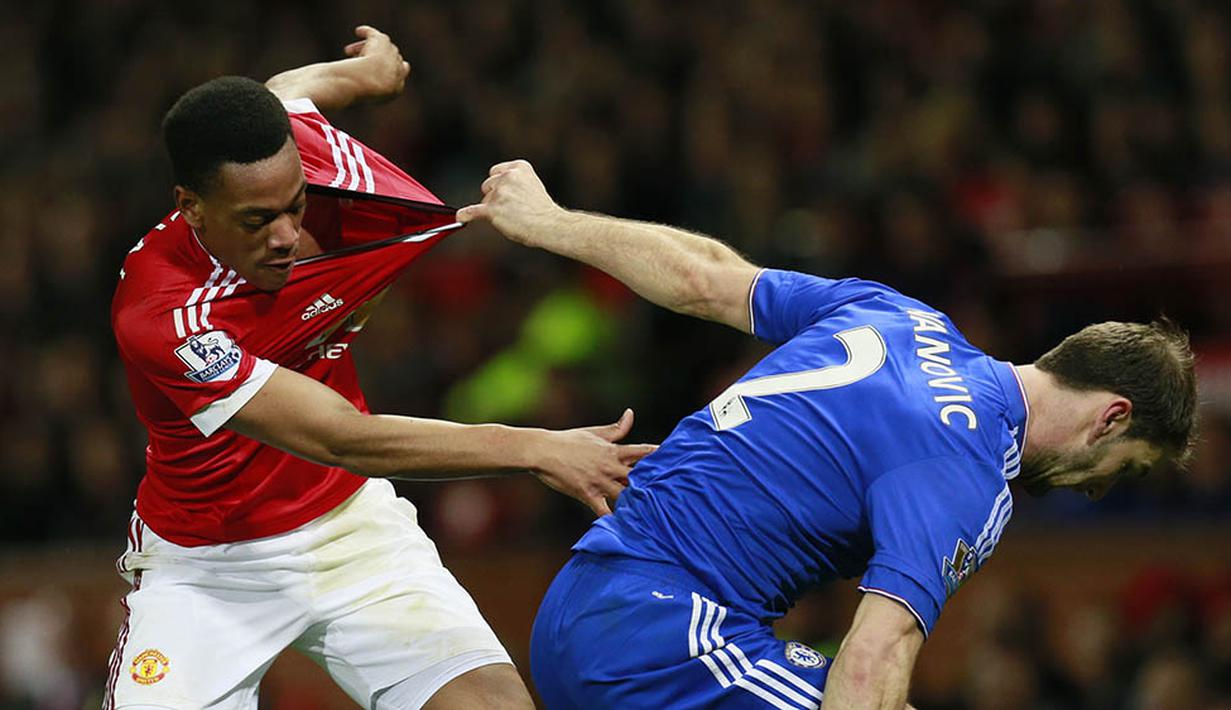 Bek Chelsea, Branislav Ivanovic, menarik baju dari penyerang MU, Anthony Martial pada laga Liga Inggris di Stadion Old Trafford, Inggris, Senin (28/12/2015). Kedua tim bermain imbang 0-0. (Reuters/Jason Cairnduff)