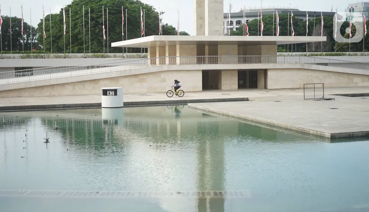 Warga beraktivitas di sekitar Taman Lapangan Banteng, Jakarta, Kamis (20/2/2020). Adanya revitalisasi kawasan Monas menyebabkan sebagian warga lebih memilih Lapangan Banteng sebagai tempat menghabiskan waktu untuk berolahraga serta berekreasi. (Liputan6.com/Immanuel Antonius)