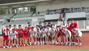 Para pemain Timnas Indonesia berfoto dengan suporter yang hadir langsung di Stadion Madya GBK setelah sesi internal game, Sabtu (30/5/2026). (Bola.com/Hery Kurniawan)