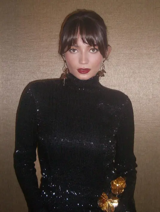 Melalui keterangan unggahan sang MUA, diketahui Enzy memakai L’Oreal Paris Resistance Lip Matte shade 420. [@vagueskin]