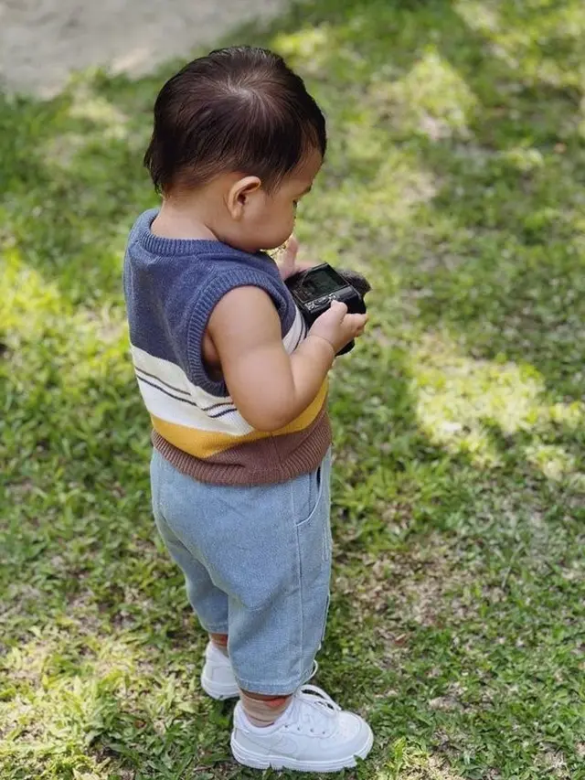 7 Potret Indah Permatasari dan Arie Kriting Perdana Ungkap Wajah Sang Anak