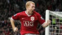 Manchester United&#039;s Paul Scholes celebrates beating Liverpool goalkeeper Jose Reina and defender Sami Hyyppia to score during the match at Old Trafford, Manchester, England, 22 October 2006. AFP PHOTO/ANDREW YATES