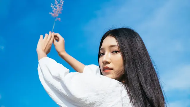 serius ketus kecewa merenung